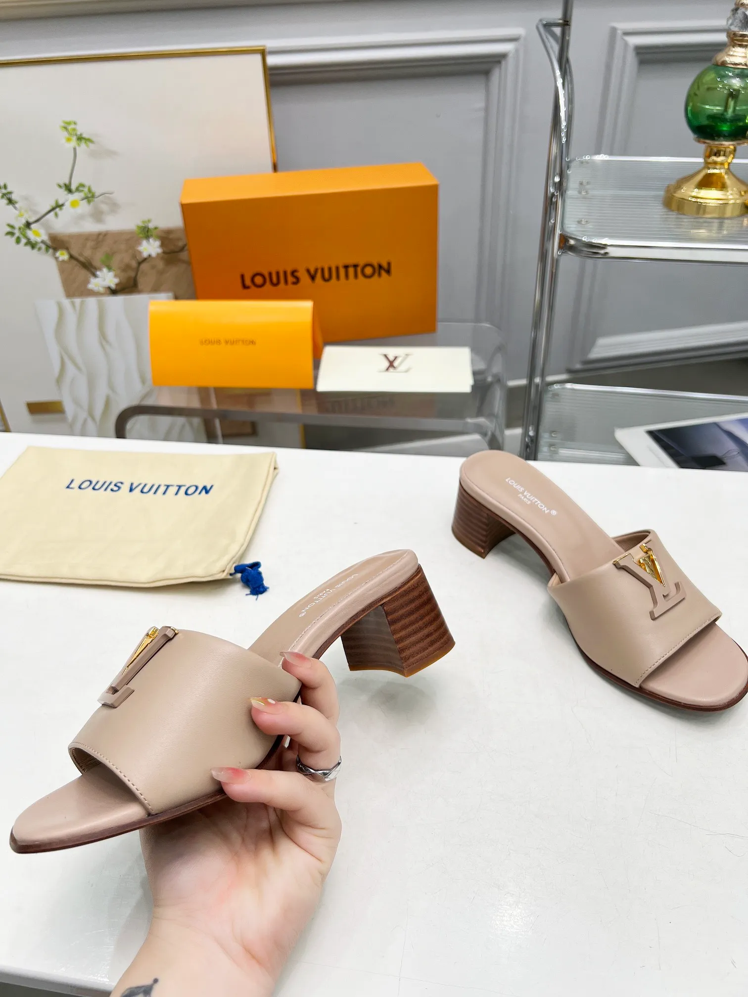 👟👟Ex-factory price 460👟👟Louis Vuitton/Louis Vuitton women's new sandals LV SUNSET COMFORT flat sandals are made of exquisite cowhide and sheepskin lining, the uppers show handicrafts, and are matched with genuine leather soles*@wearing experience. LV logo hardware buckle on upper, size 35-42